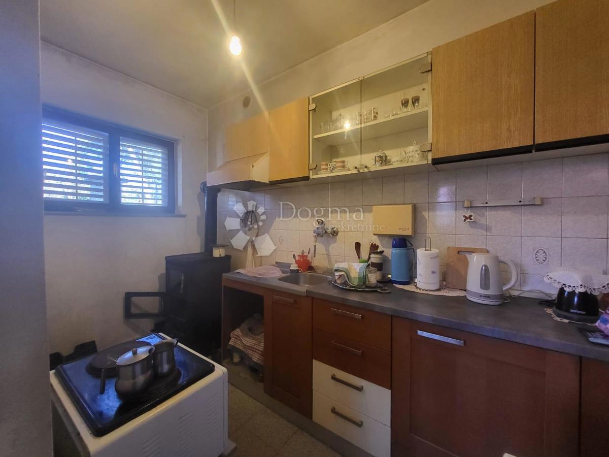 Casa a un piano con potenziale vicino alla città.