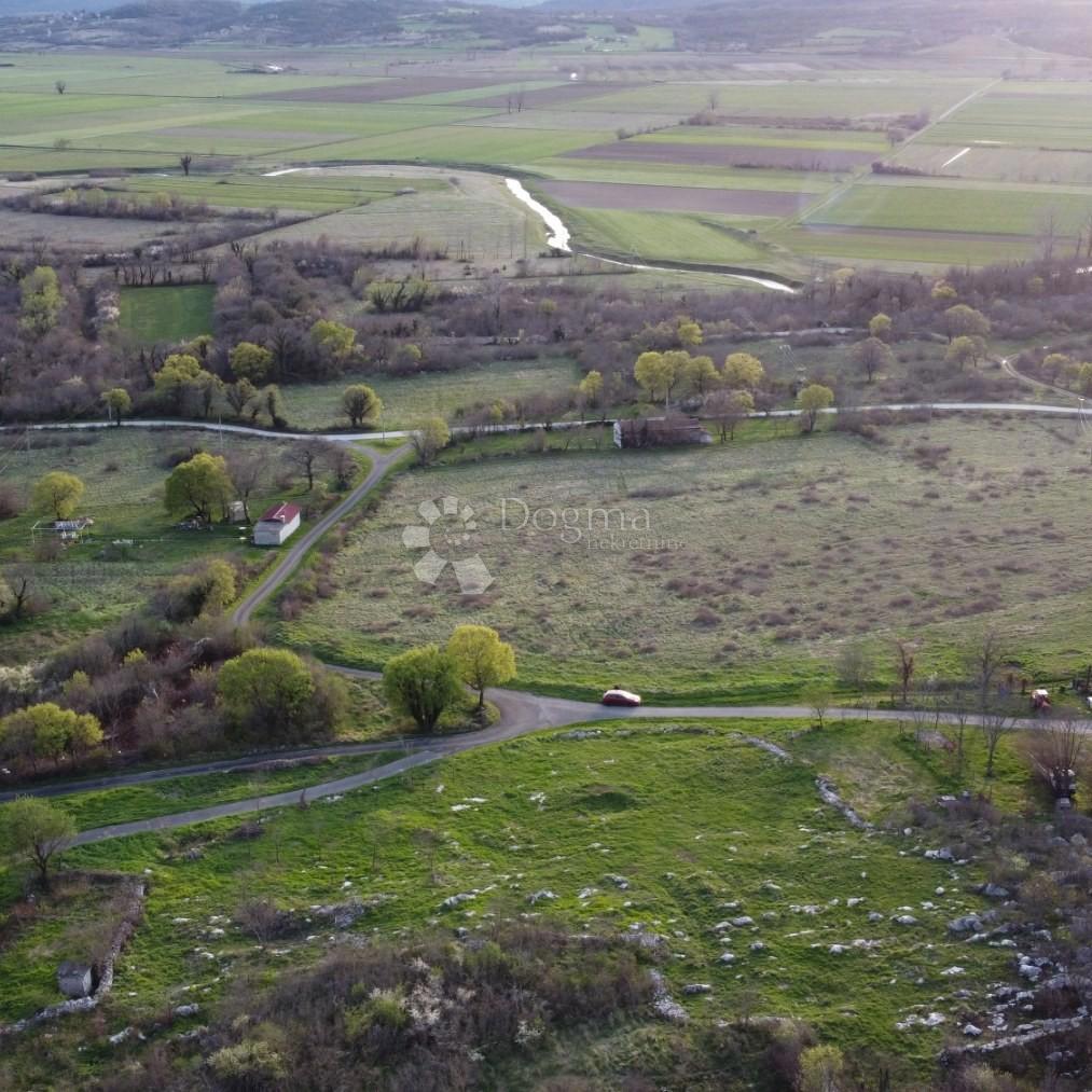 Terreno edificabile in zona isolata vicino a Labin