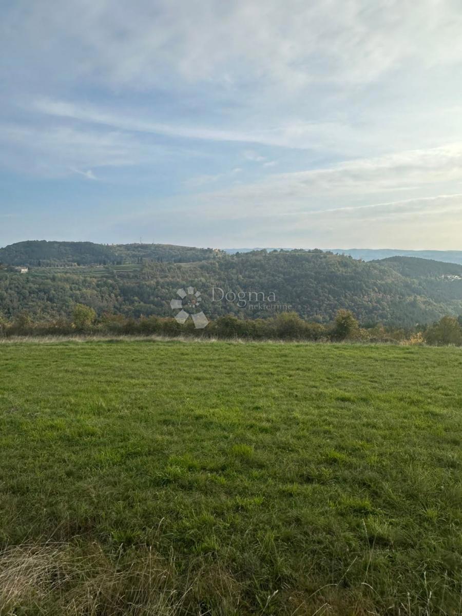 Terreno con progetto per la costruzione di 1-3 ville di lusso con piscina e splendida vista sulla città di Montona