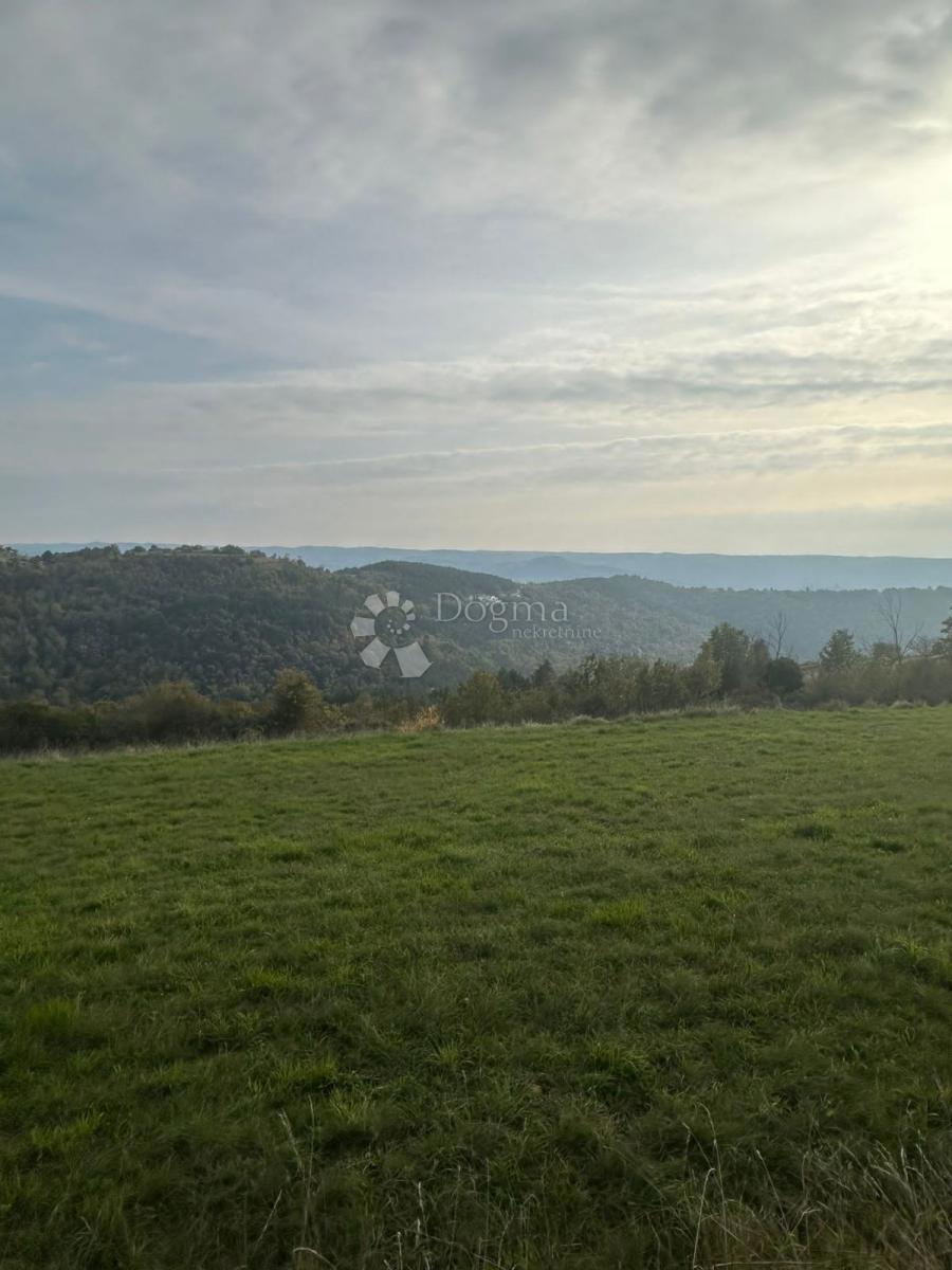 Terreno con progetto per la costruzione di 1-3 ville di lusso con piscina e splendida vista sulla città di Montona