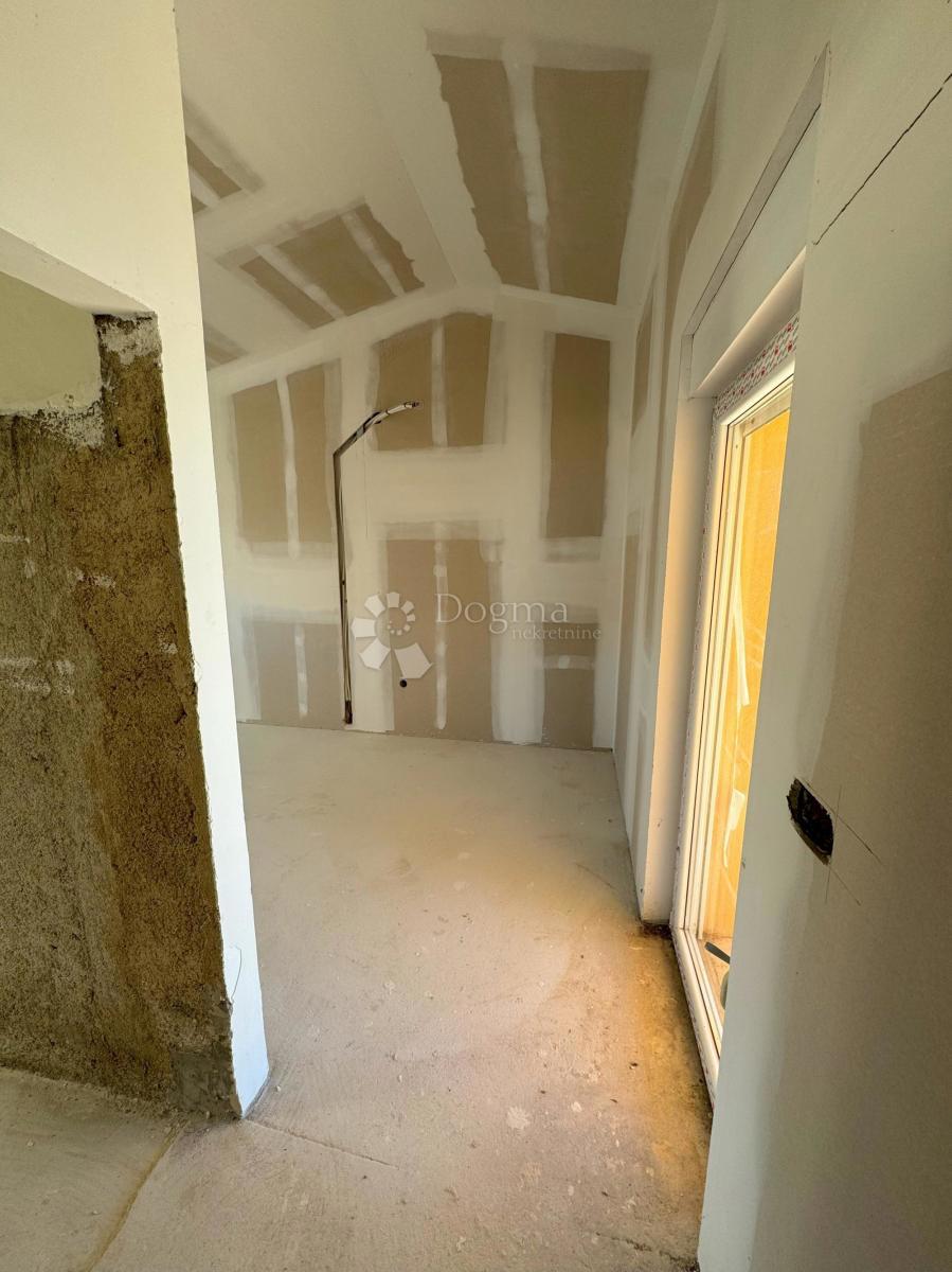 Casa incompiuta a Ražanac con vista mare
