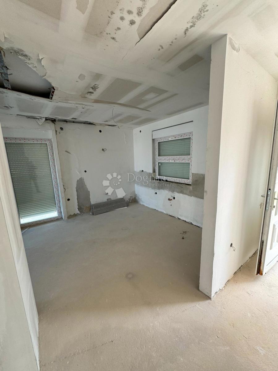 Casa incompiuta a Ražanac con vista mare