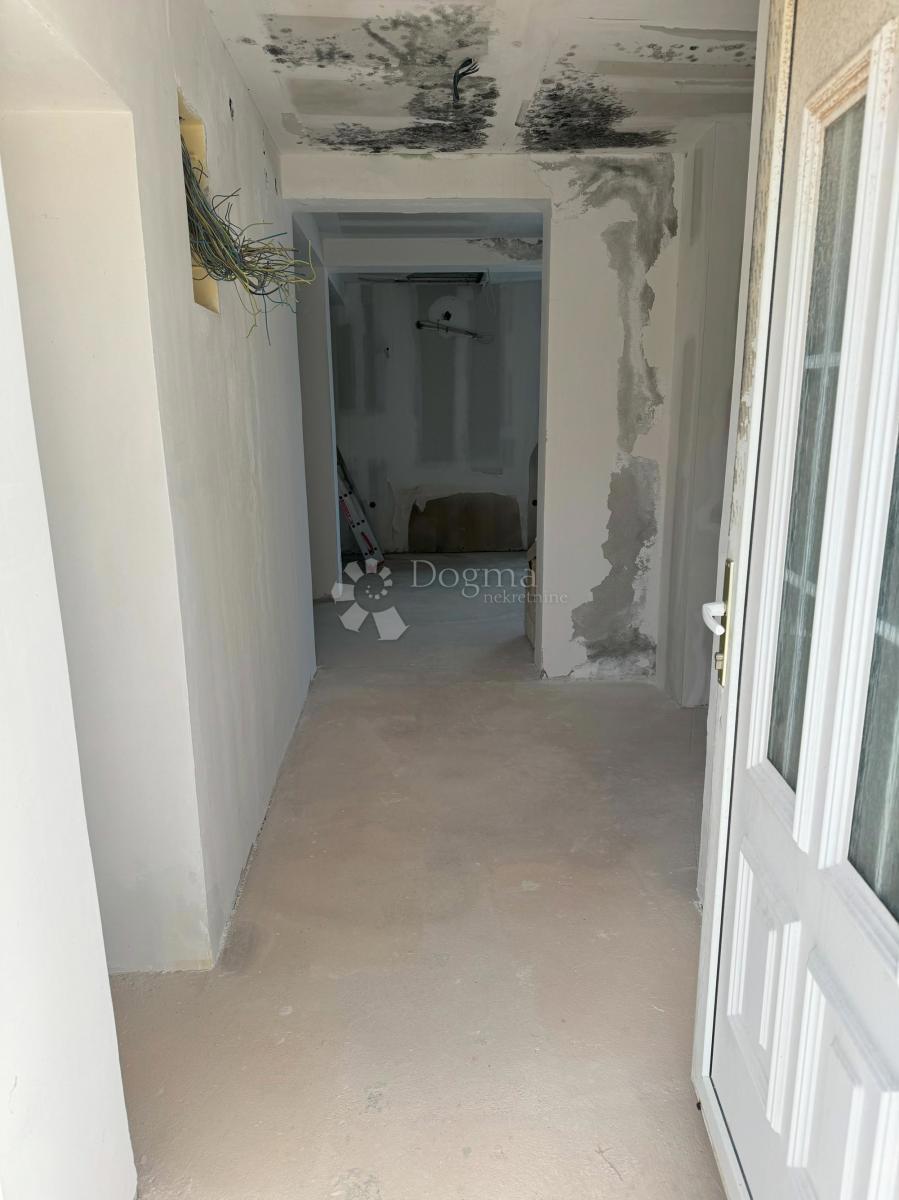 Casa incompiuta a Ražanac con vista mare