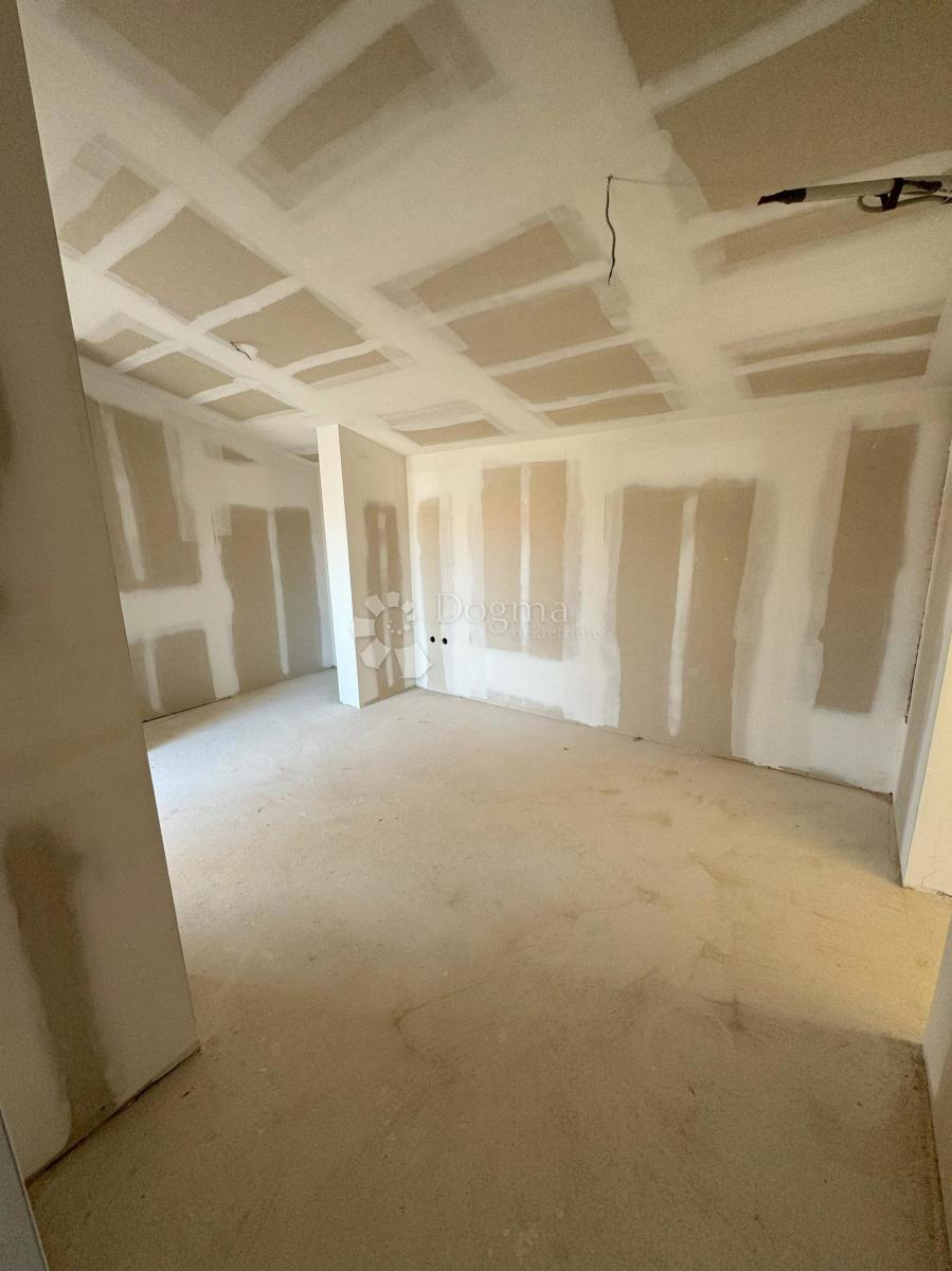 Casa incompiuta a Ražanac con vista mare