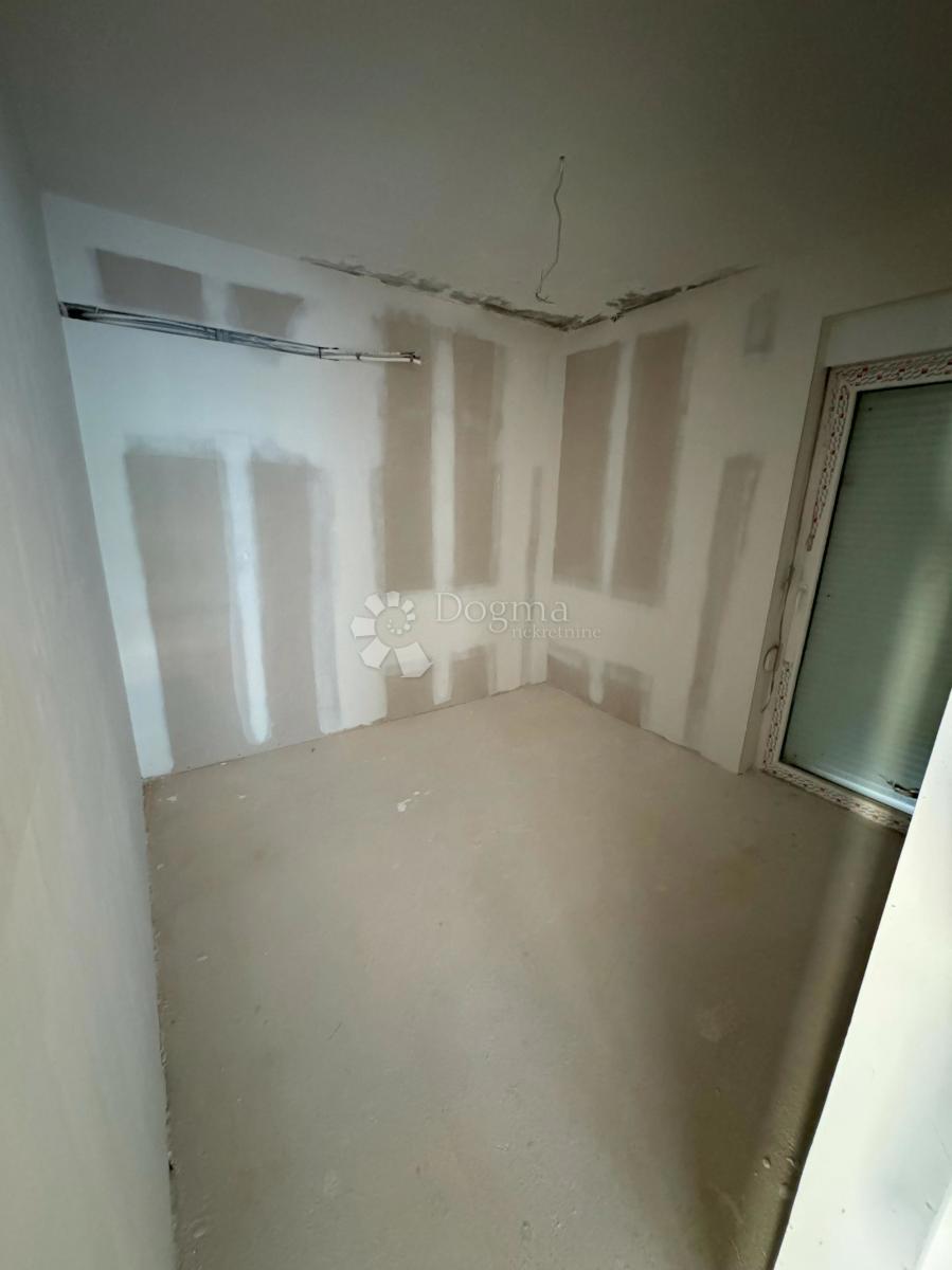 Casa incompiuta a Ražanac con vista mare