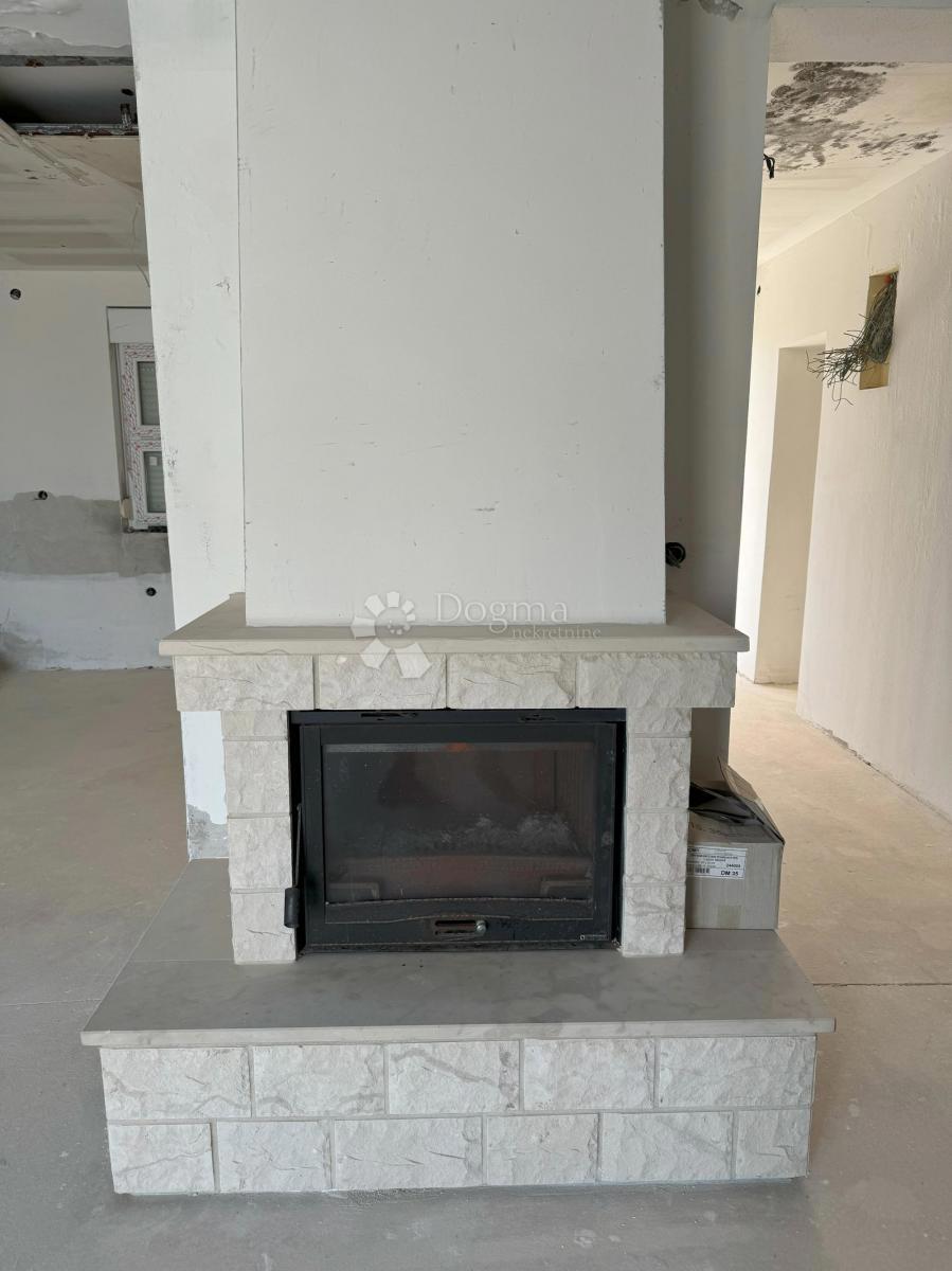 Casa incompiuta a Ražanac con vista mare