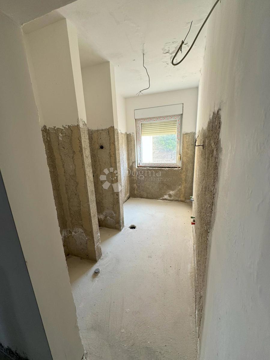 Casa incompiuta a Ražanac con vista mare