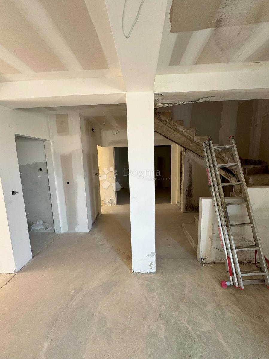 Casa incompiuta a Ražanac con vista mare