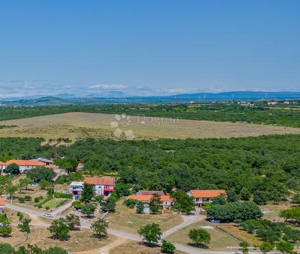 Terreno con edifici e permesso – Lago di Vrana