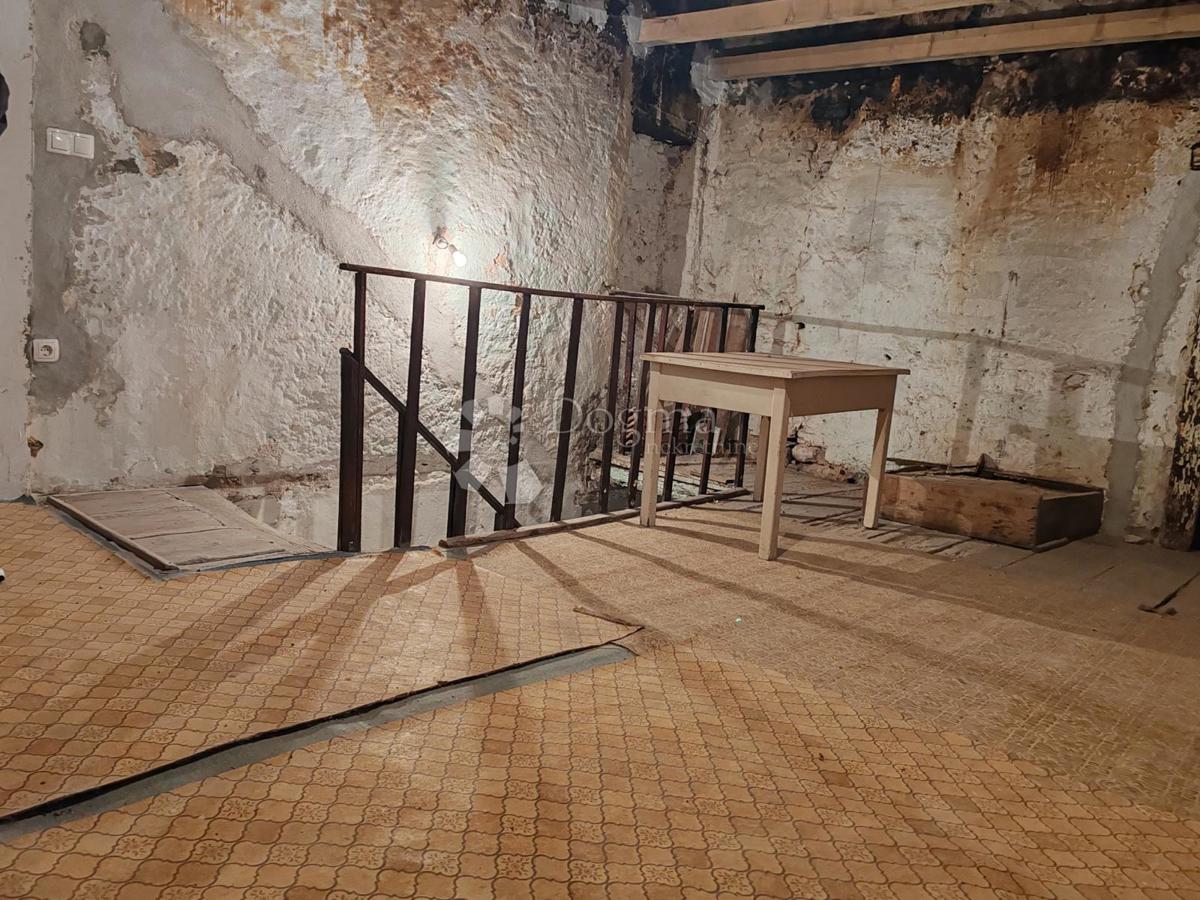 Casa in pietra da ristrutturare, a 10 metri dal mare – Cittanova