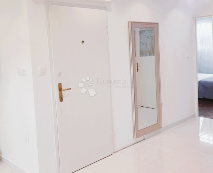 Allogio Baldekin, Šibenik, 62m2