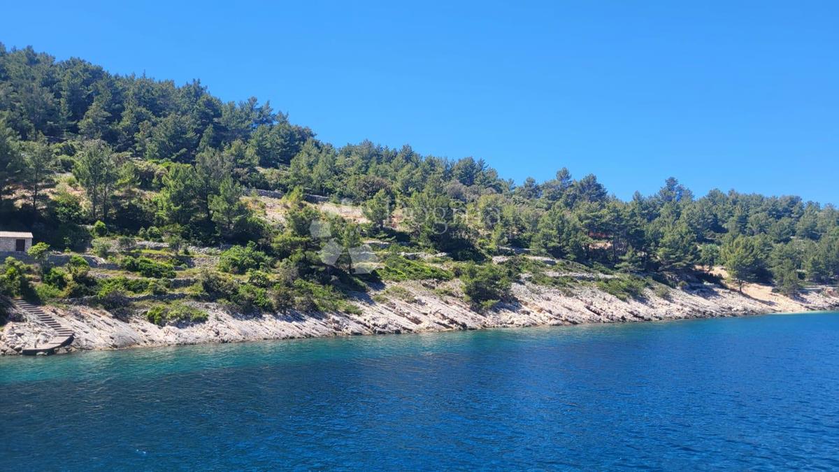 Terreno attraente vicino a Vela Luka, baia di Prapratna