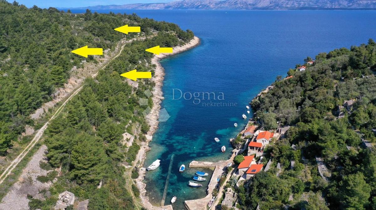 Terreno attraente vicino a Vela Luka, baia di Prapratna