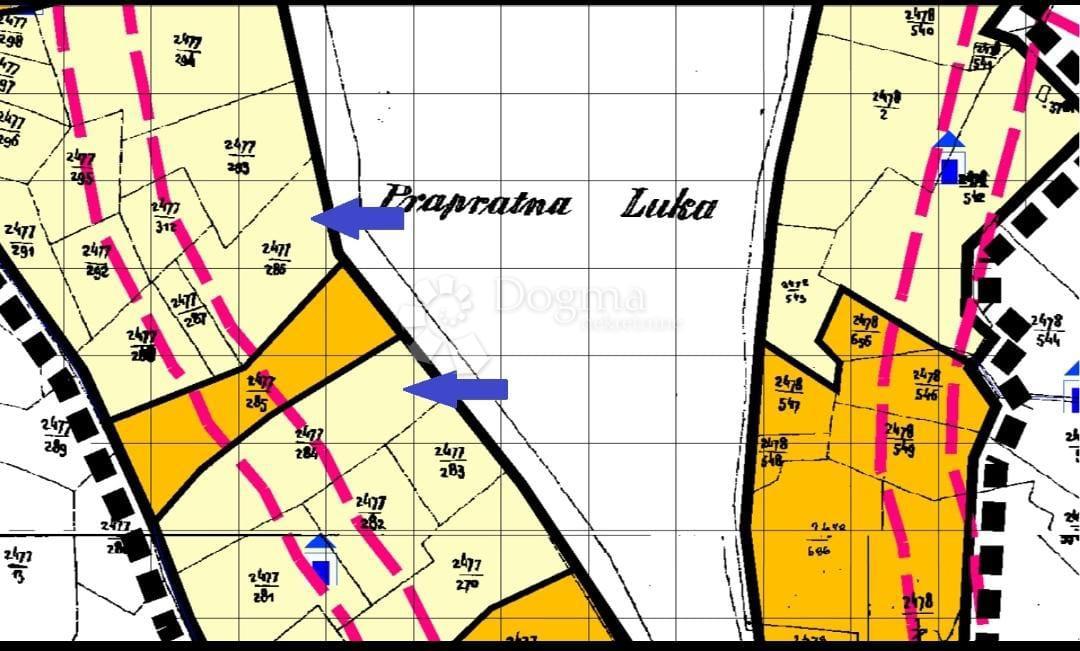 Terreno attraente vicino a Vela Luka, baia di Prapratna