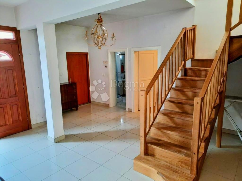 Villa Samobor 200m2 + terreno 1653m2