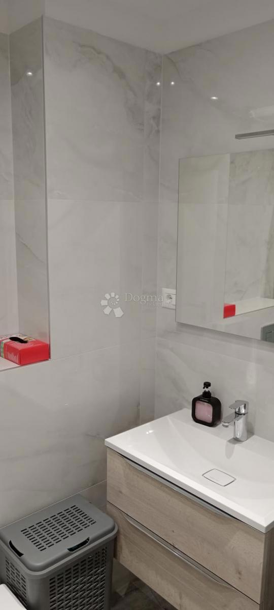 Spazio commerciale moderno con giardino privato – Žminjača, Podstrana – Ideale per attività silenziose