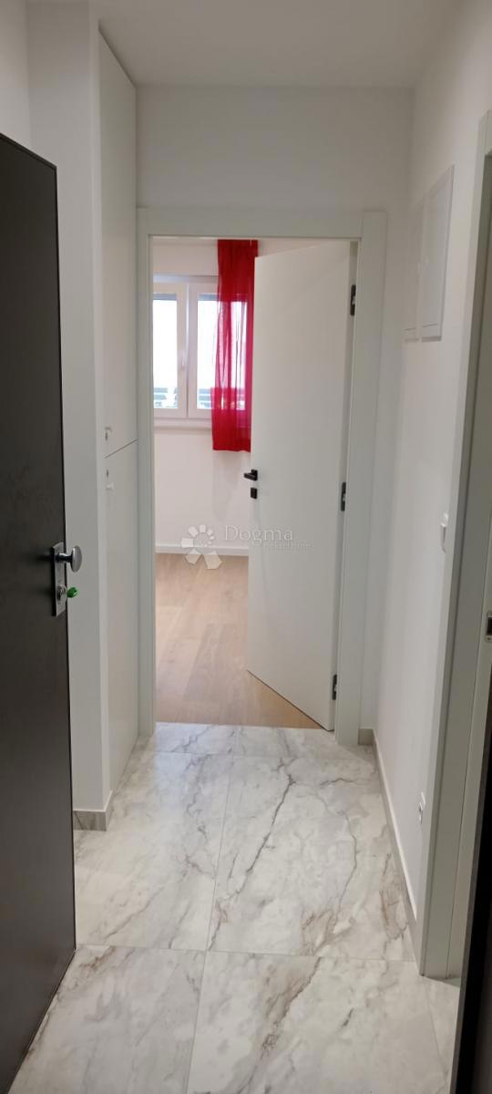 Spazio commerciale moderno con giardino privato – Žminjača, Podstrana – Ideale per attività silenziose