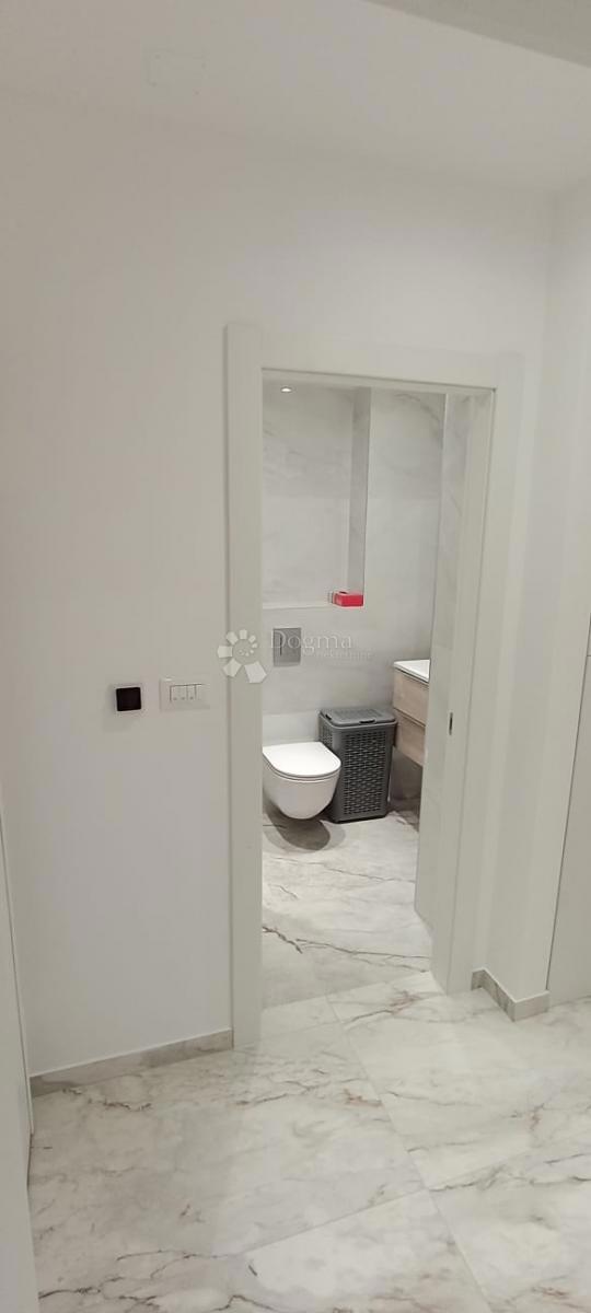 Spazio commerciale moderno con giardino privato – Žminjača, Podstrana – Ideale per attività silenziose