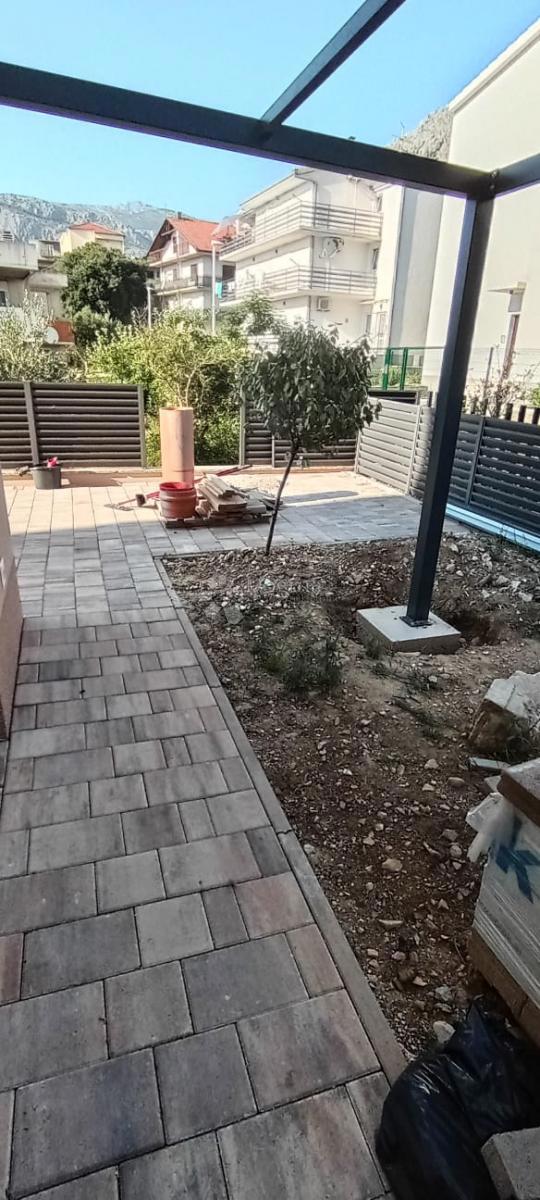 Spazio commerciale moderno con giardino privato – Žminjača, Podstrana – Ideale per attività silenziose