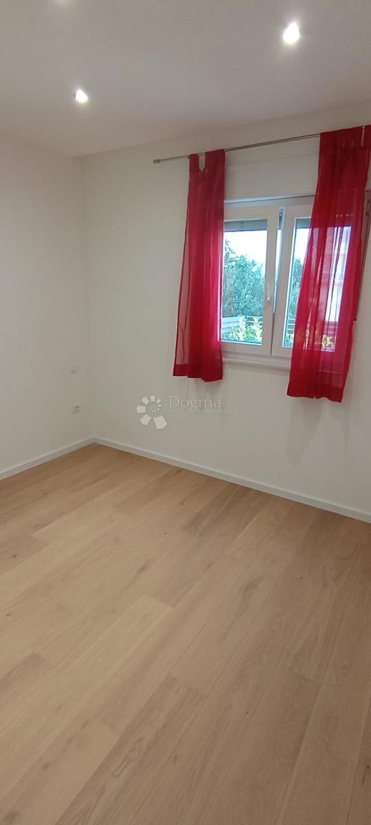 Spazio commerciale moderno con giardino privato – Žminjača, Podstrana – Ideale per attività silenziose