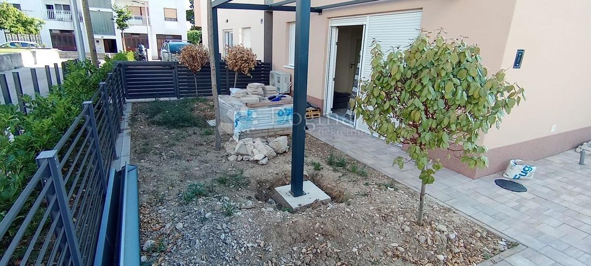 Spazio commerciale moderno con giardino privato – Žminjača, Podstrana – Ideale per attività silenziose