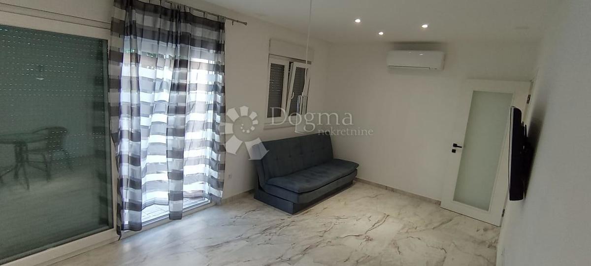 Spazio commerciale moderno con giardino privato – Žminjača, Podstrana – Ideale per attività silenziose