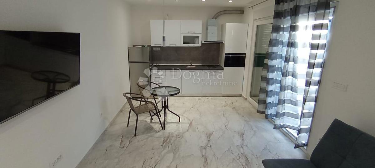 Spazio commerciale moderno con giardino privato – Žminjača, Podstrana – Ideale per attività silenziose