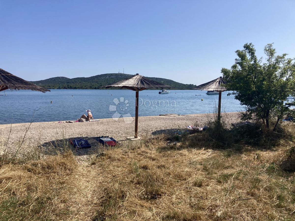 OCCASIONE - CASA CON APPARTAMENTI A PIROVAC, PRIMA FILA SUL MARE, 400m2