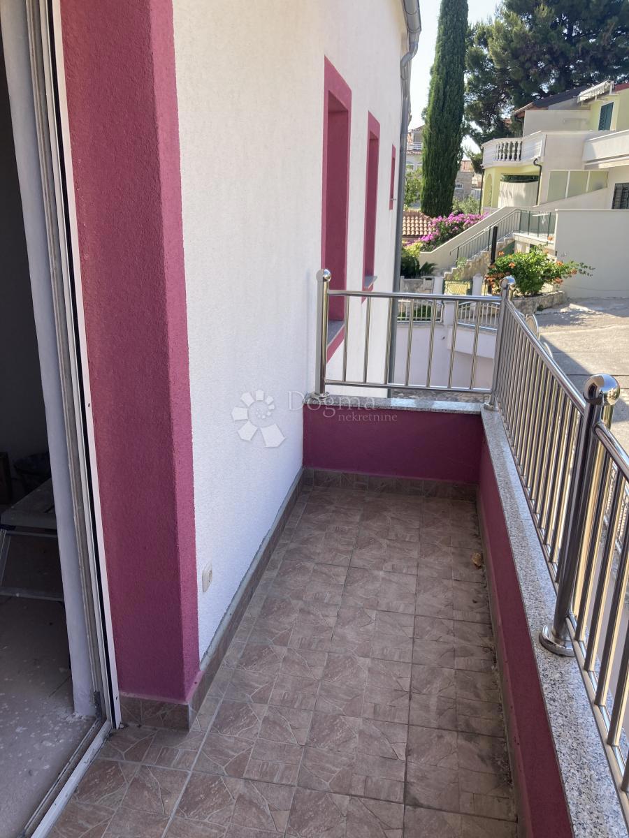 OCCASIONE - CASA CON APPARTAMENTI A PIROVAC, PRIMA FILA SUL MARE, 400m2