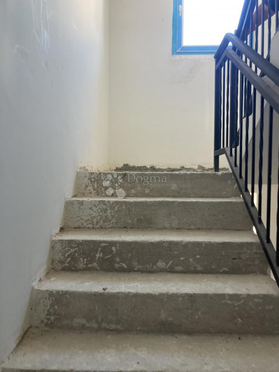 OCCASIONE - CASA CON APPARTAMENTI A PIROVAC, PRIMA FILA SUL MARE, 400m2