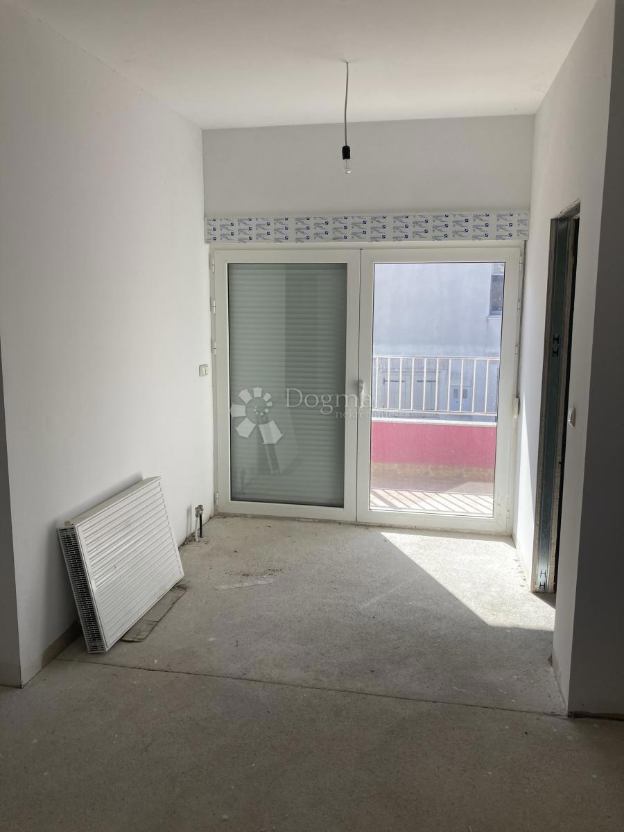 OCCASIONE - CASA CON APPARTAMENTI A PIROVAC, PRIMA FILA SUL MARE, 400m2