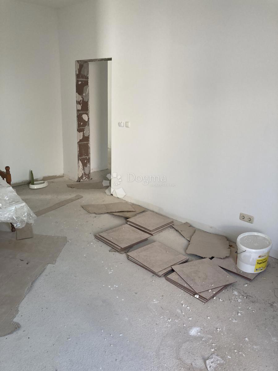 OCCASIONE - CASA CON APPARTAMENTI A PIROVAC, PRIMA FILA SUL MARE, 400m2