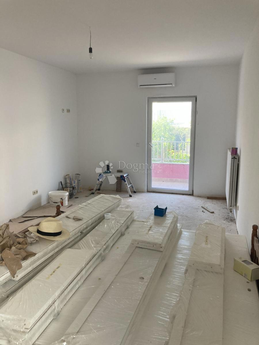OCCASIONE - CASA CON APPARTAMENTI A PIROVAC, PRIMA FILA SUL MARE, 400m2