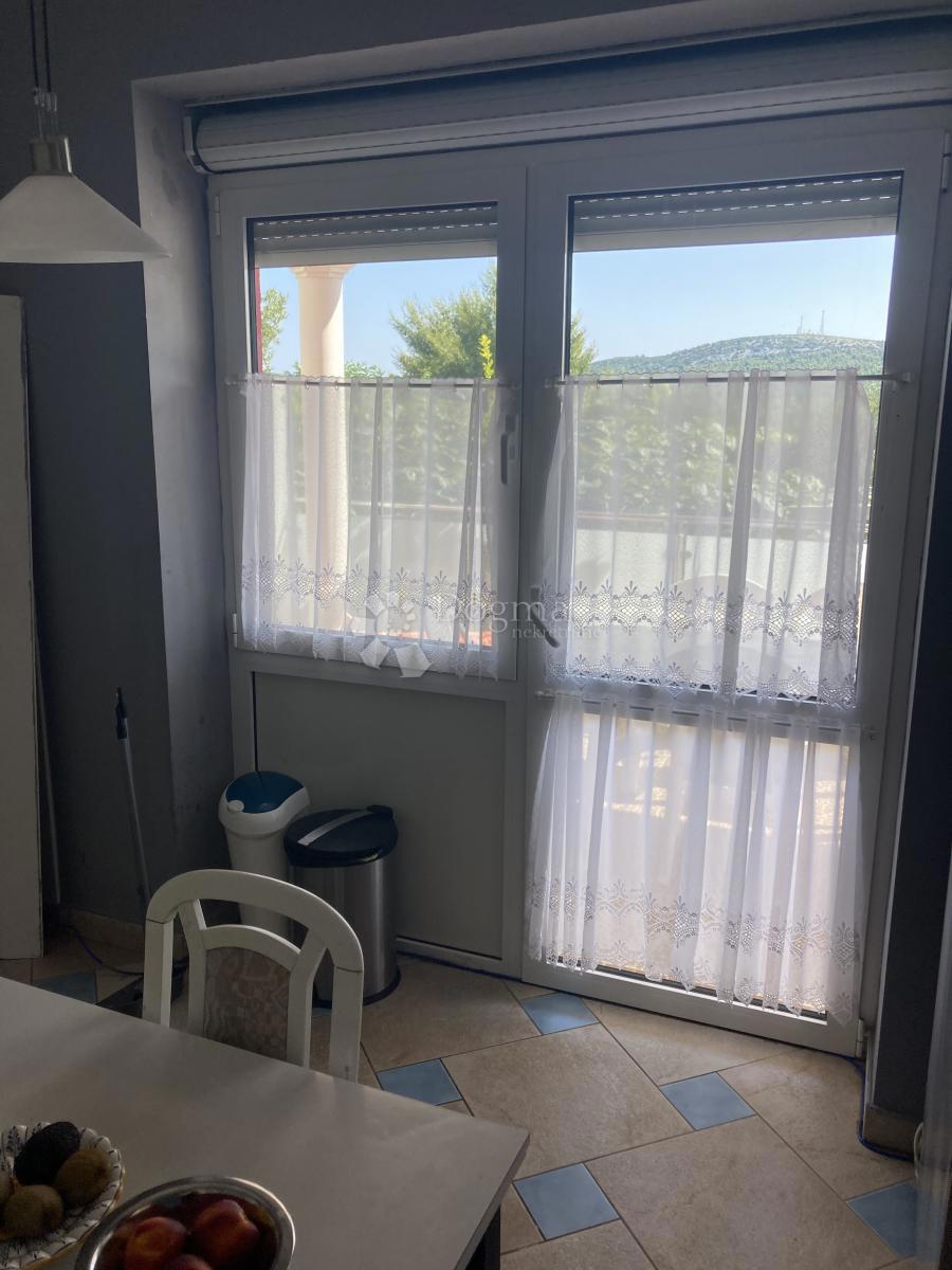 OCCASIONE - CASA CON APPARTAMENTI A PIROVAC, PRIMA FILA SUL MARE, 400m2