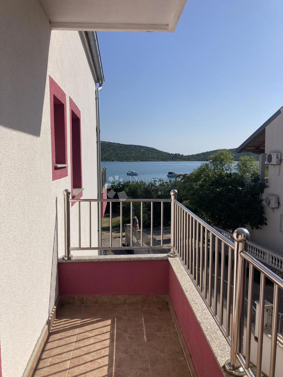 OCCASIONE - CASA CON APPARTAMENTI A PIROVAC, PRIMA FILA SUL MARE, 400m2