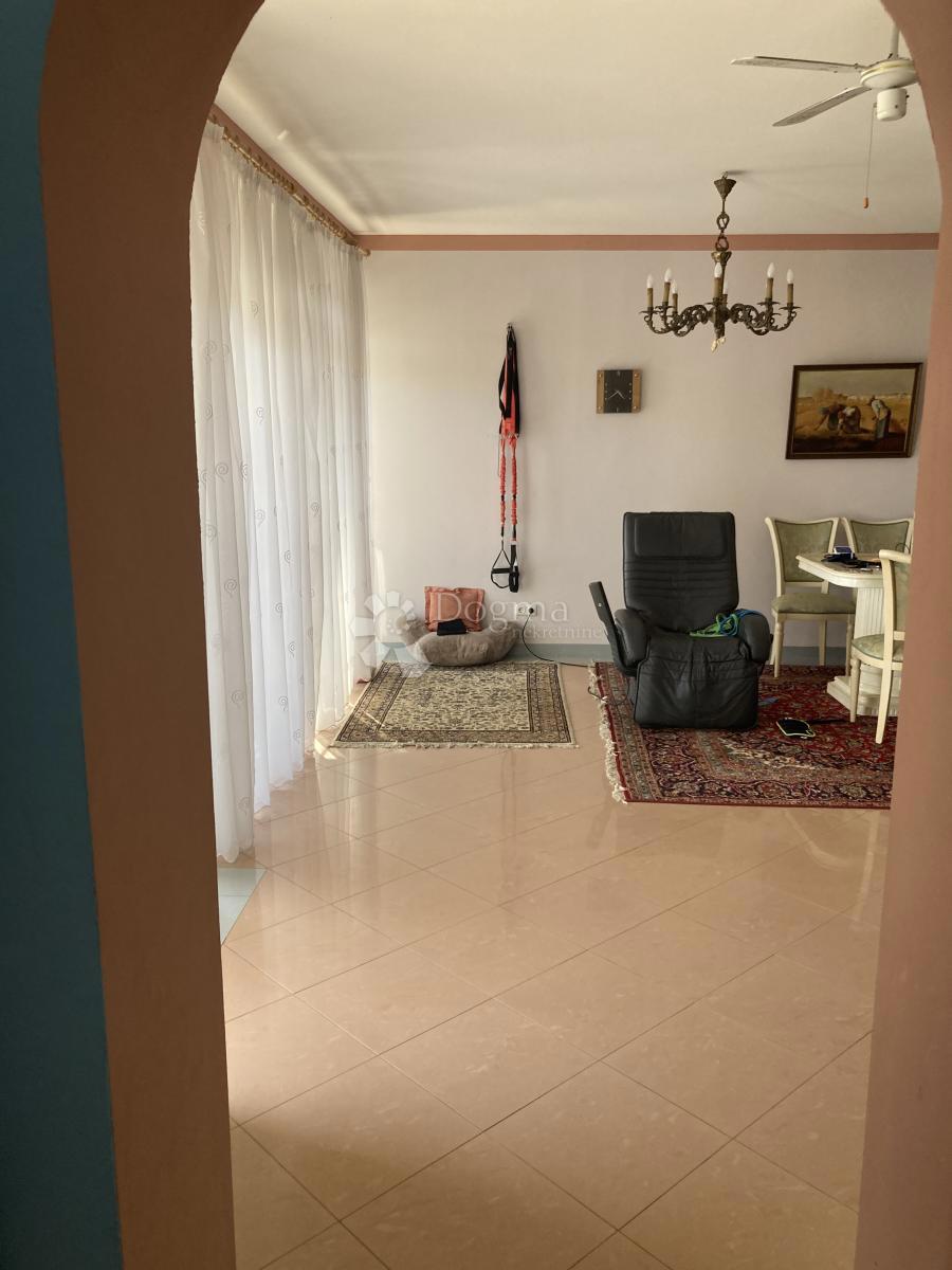 OCCASIONE - CASA CON APPARTAMENTI A PIROVAC, PRIMA FILA SUL MARE, 400m2