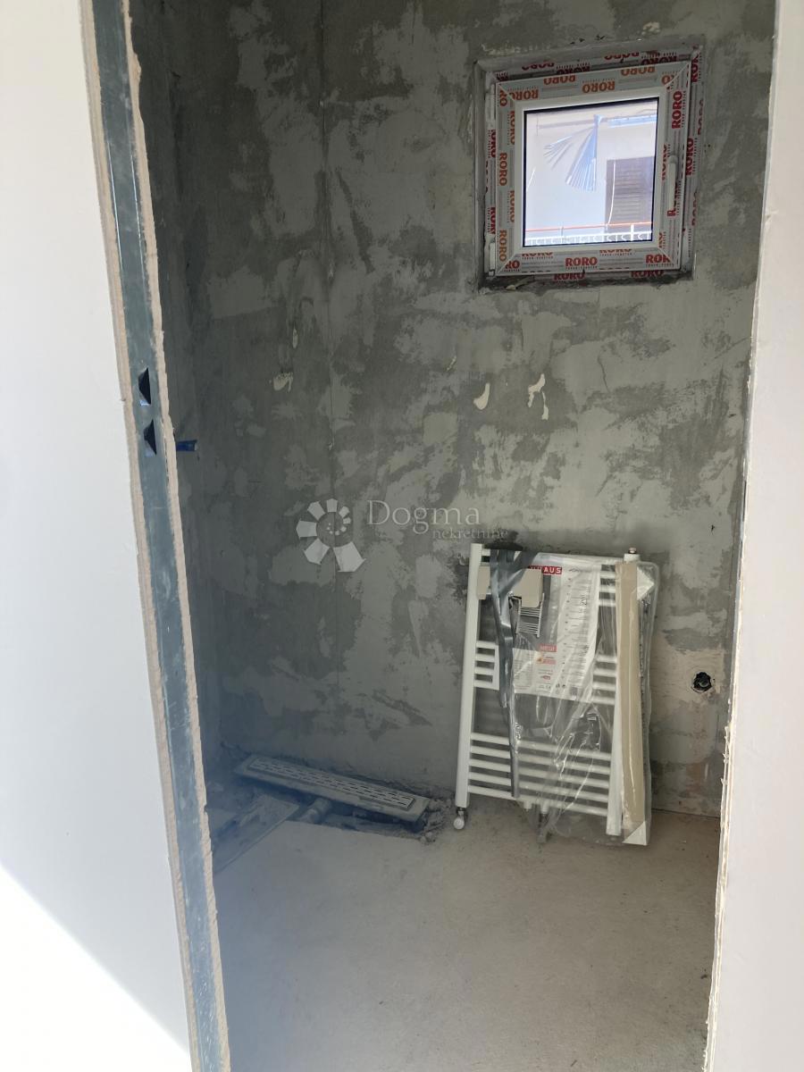 OCCASIONE - CASA CON APPARTAMENTI A PIROVAC, PRIMA FILA SUL MARE, 400m2