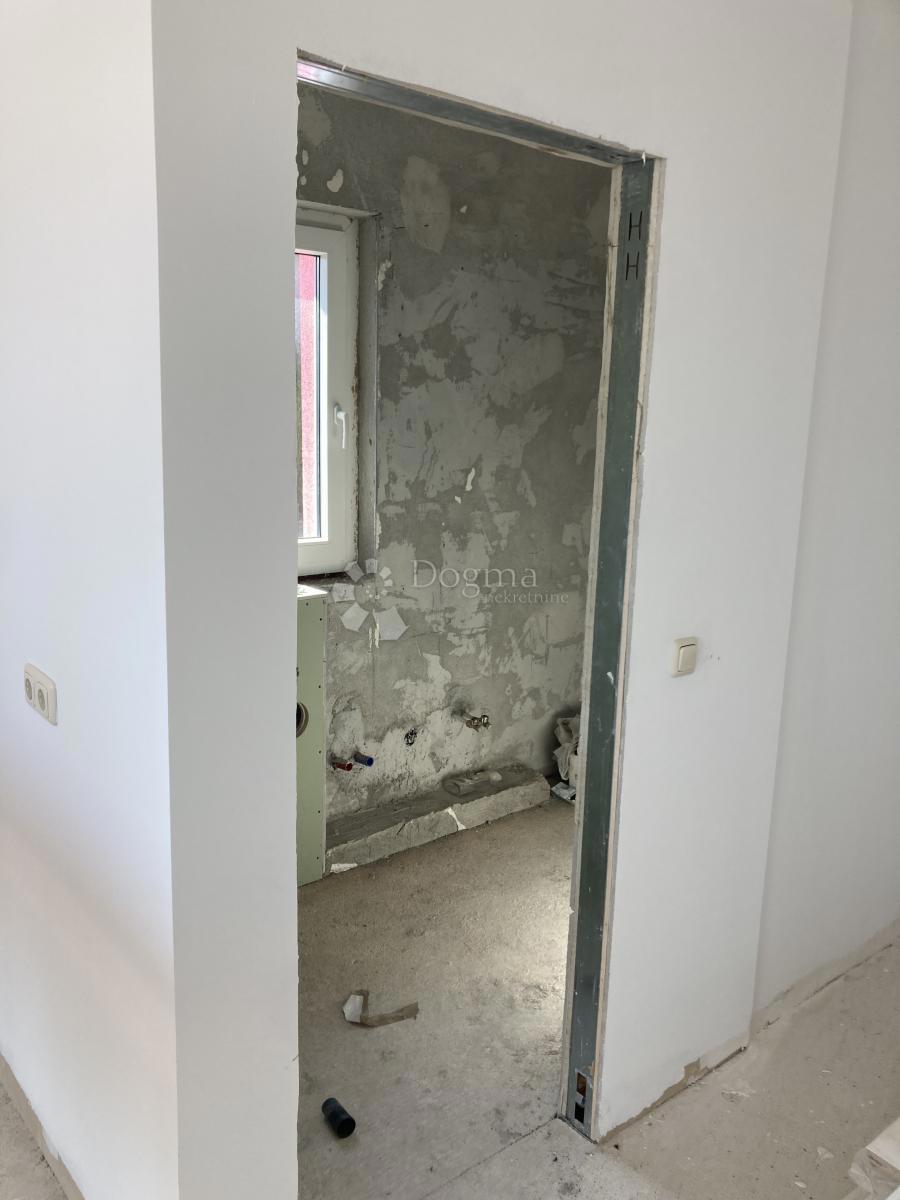 OCCASIONE - CASA CON APPARTAMENTI A PIROVAC, PRIMA FILA SUL MARE, 400m2