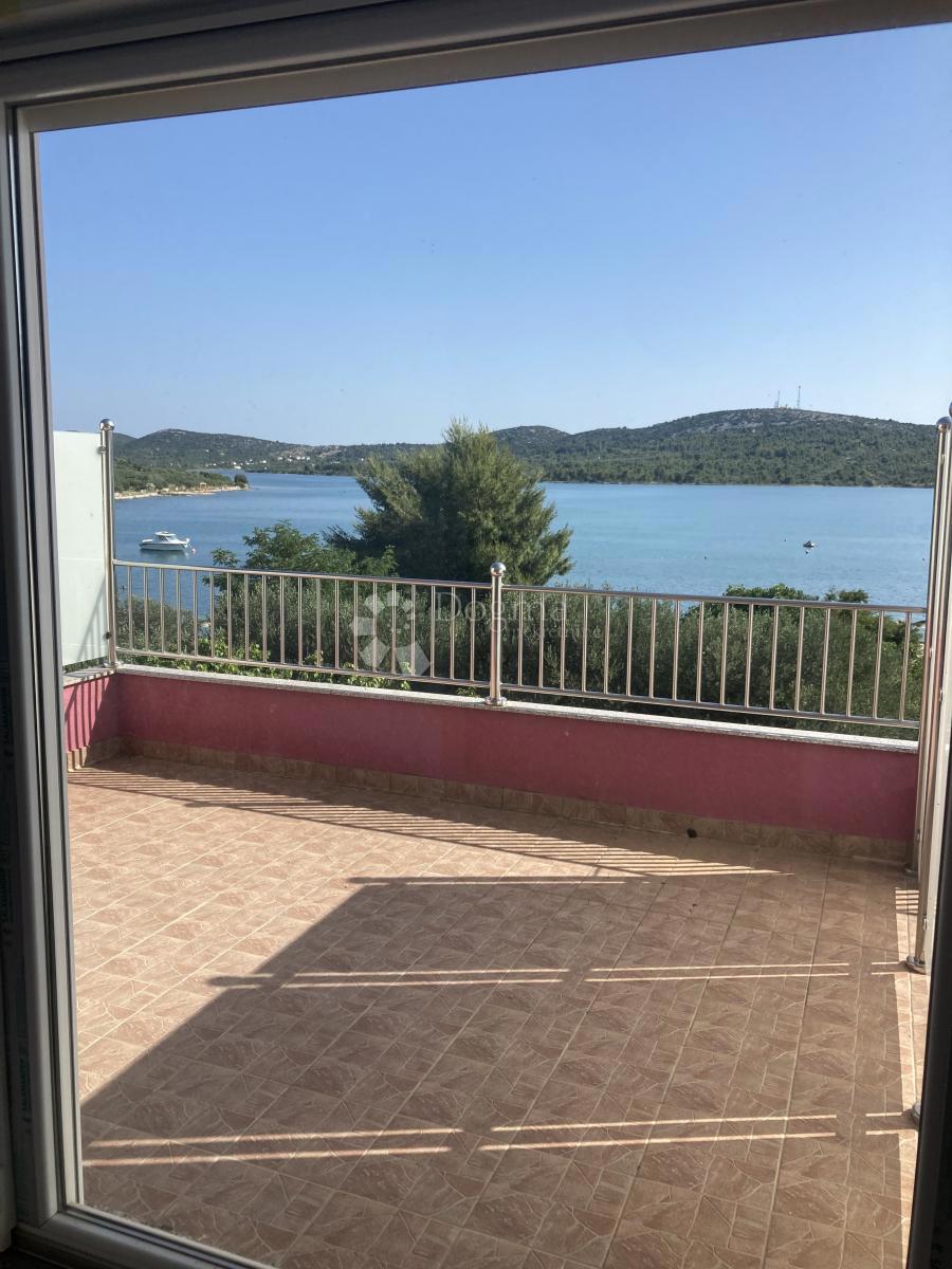 OCCASIONE - CASA CON APPARTAMENTI A PIROVAC, PRIMA FILA SUL MARE, 400m2