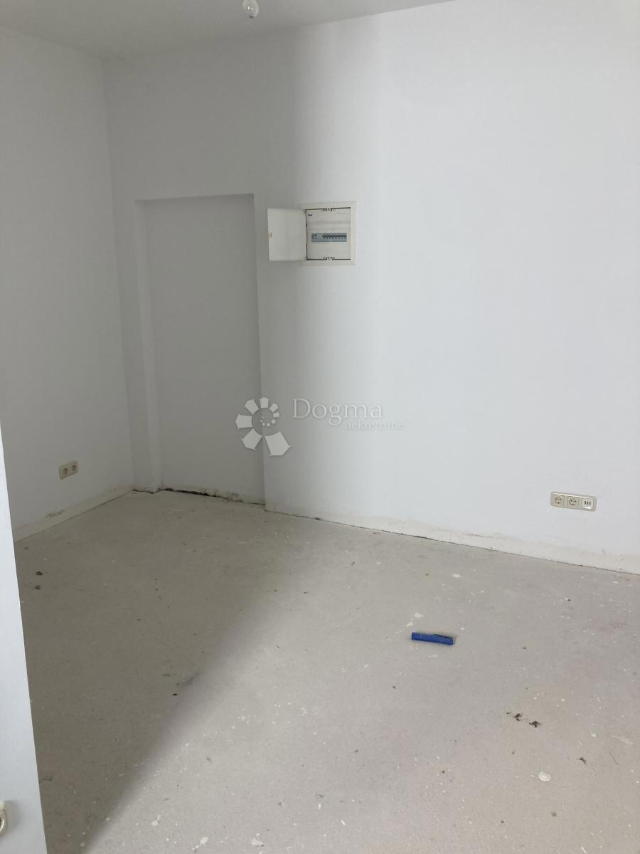 OCCASIONE - CASA CON APPARTAMENTI A PIROVAC, PRIMA FILA SUL MARE, 400m2