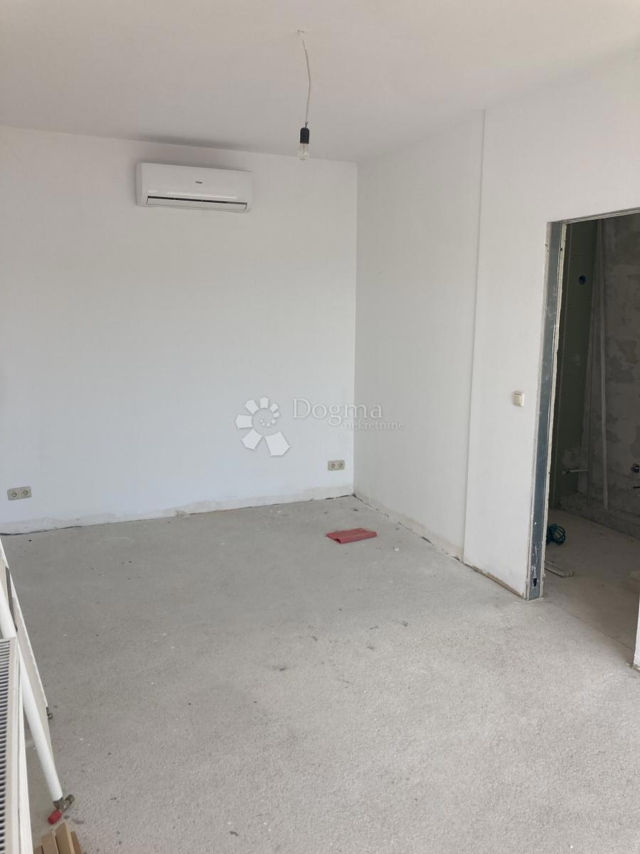 OCCASIONE - CASA CON APPARTAMENTI A PIROVAC, PRIMA FILA SUL MARE, 400m2