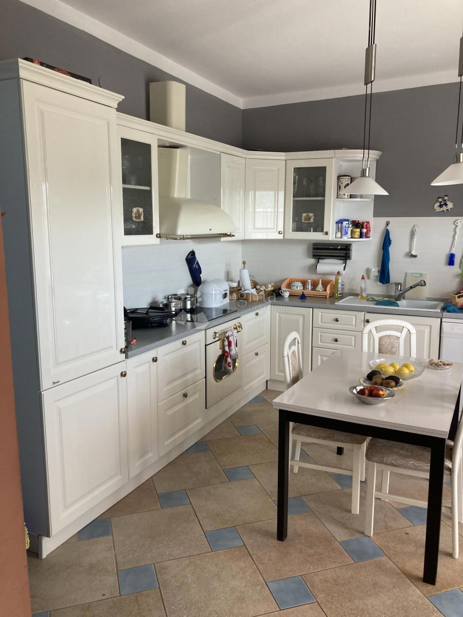 OCCASIONE - CASA CON APPARTAMENTI A PIROVAC, PRIMA FILA SUL MARE, 400m2