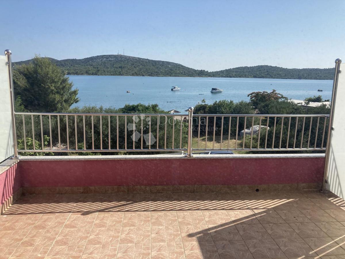 OCCASIONE - CASA CON APPARTAMENTI A PIROVAC, PRIMA FILA SUL MARE, 400m2