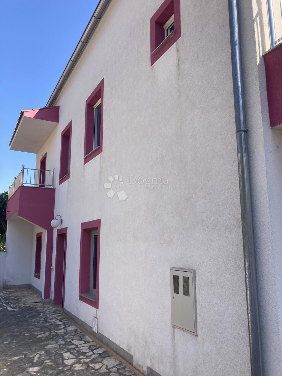 OCCASIONE - CASA CON APPARTAMENTI A PIROVAC, PRIMA FILA SUL MARE, 400m2