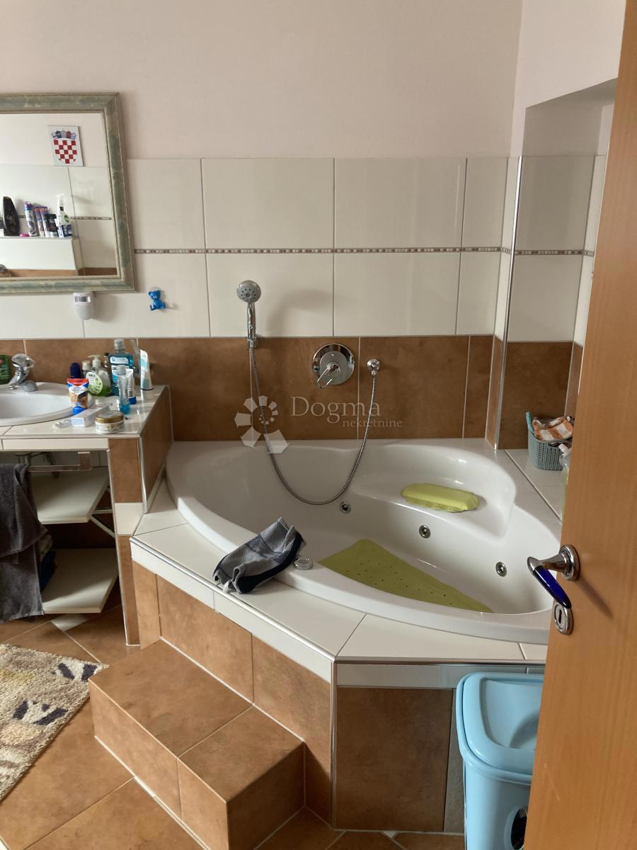 OCCASIONE - CASA CON APPARTAMENTI A PIROVAC, PRIMA FILA SUL MARE, 400m2