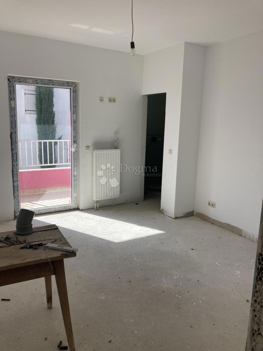 OCCASIONE - CASA CON APPARTAMENTI A PIROVAC, PRIMA FILA SUL MARE, 400m2