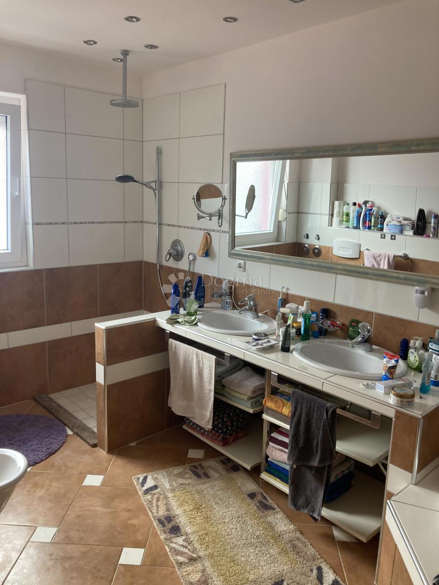 OCCASIONE - CASA CON APPARTAMENTI A PIROVAC, PRIMA FILA SUL MARE, 400m2