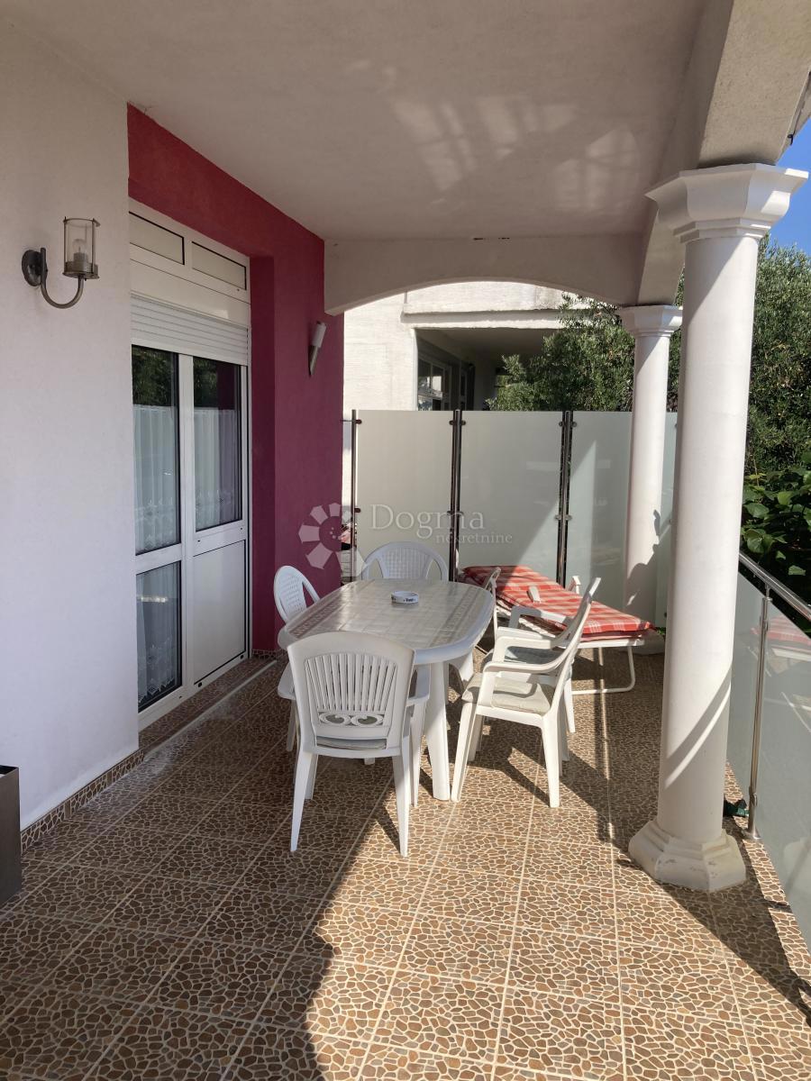 OCCASIONE - CASA CON APPARTAMENTI A PIROVAC, PRIMA FILA SUL MARE, 400m2