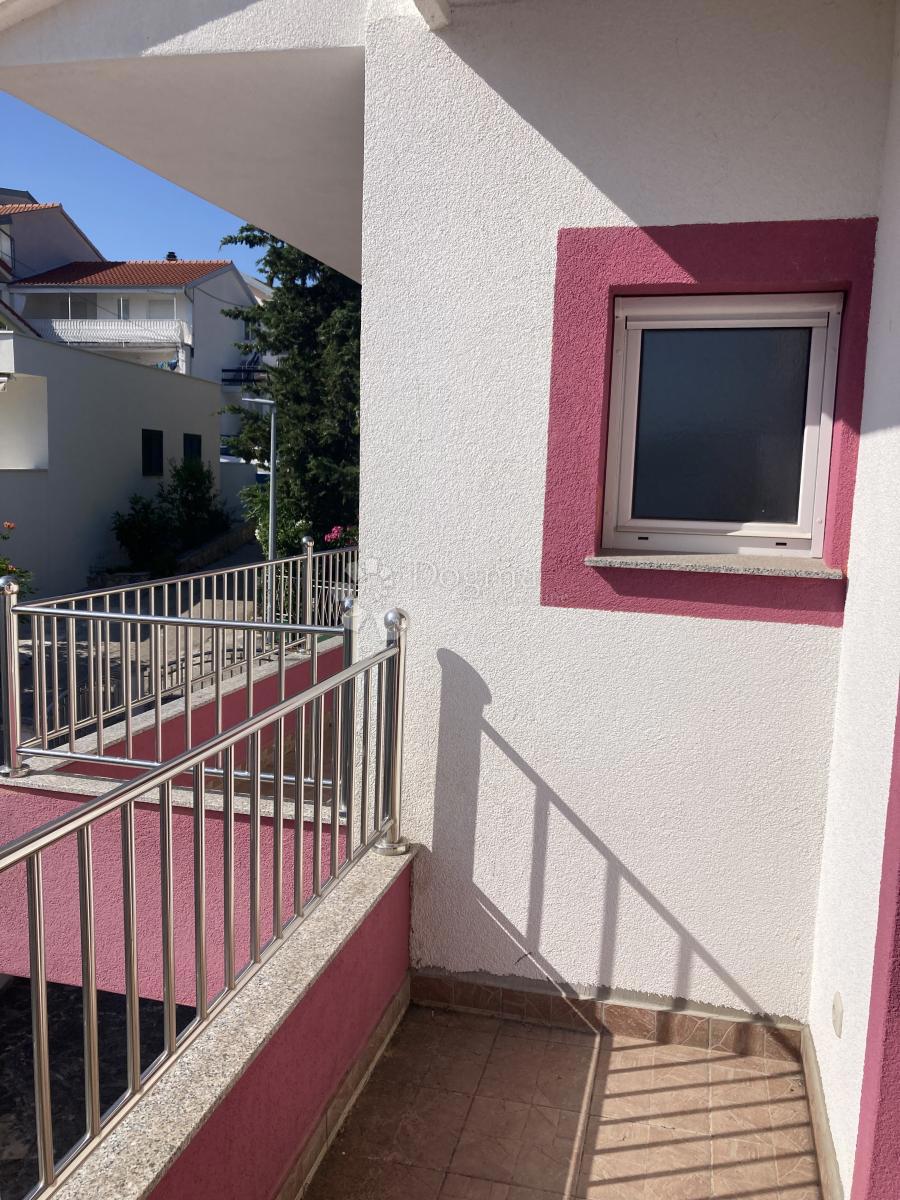 OCCASIONE - CASA CON APPARTAMENTI A PIROVAC, PRIMA FILA SUL MARE, 400m2