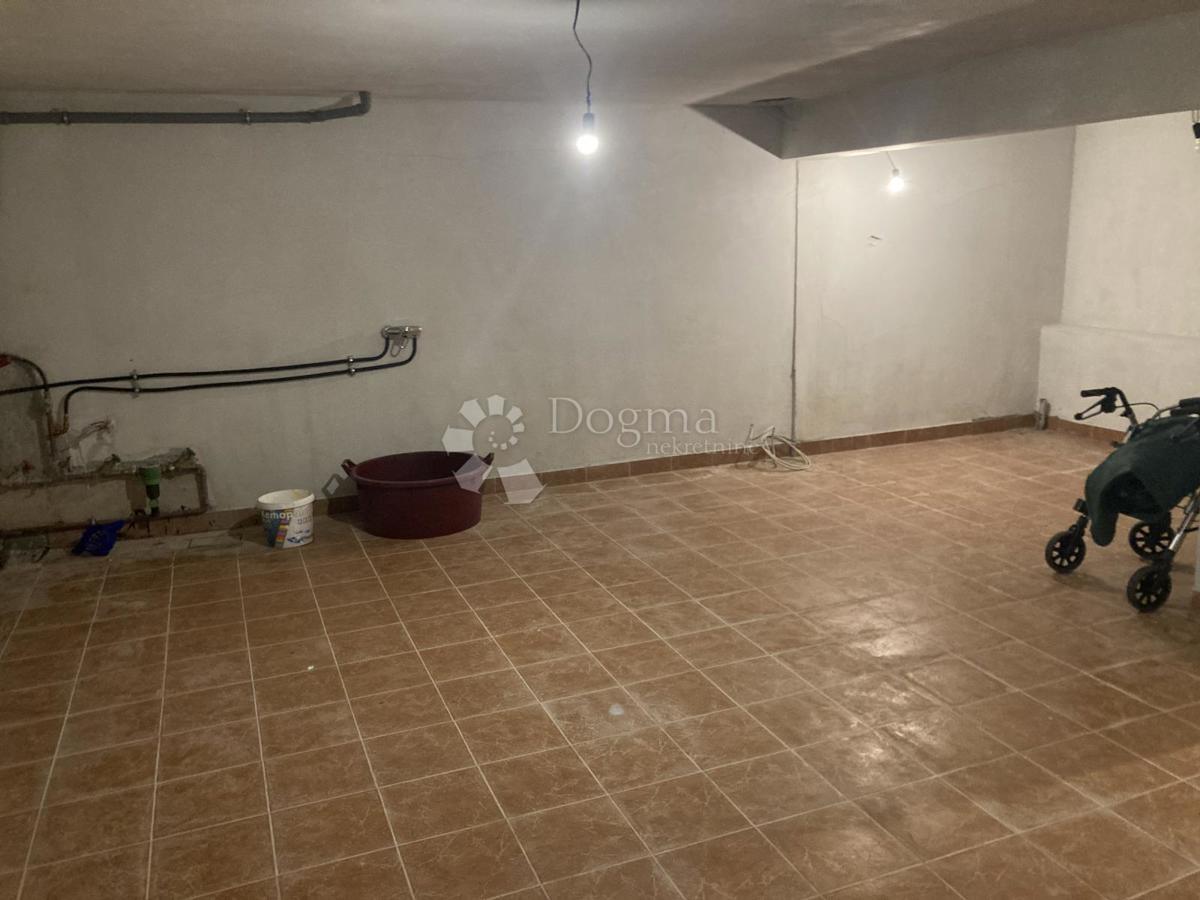 OCCASIONE - CASA CON APPARTAMENTI A PIROVAC, PRIMA FILA SUL MARE, 400m2